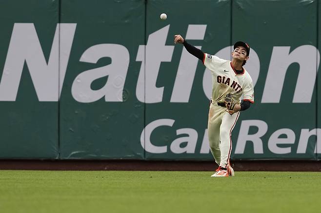 송구하는 이정후. AP연합뉴스