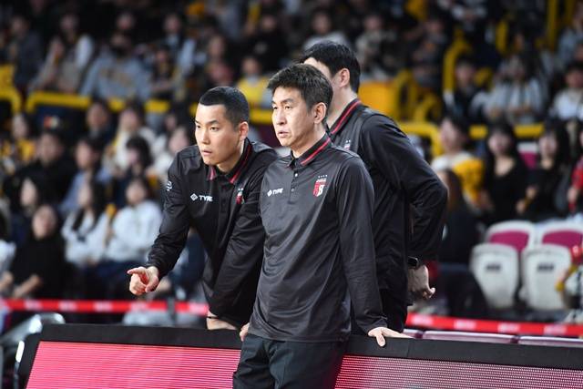 김상식 감독(오른쪽)과 정관장 코치진. /사진=KBL 제공