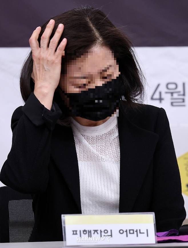 (서울=뉴스1) 박지혜 기자 = 29일 서울 중구 프레스센터 언론노조 회의실에서 열린 143엔터테인먼트 이용학 대표의 강제추행 사건 고소 기자회견에 피해자 어머니가 참석하고 있다. 2025.4.29/뉴스1 Copyright (C) 뉴스1. All rights reserved. 무단 전재 및 재배포, AI학습 이용 금지. /사진=(서울=뉴스1) 박지혜 기자