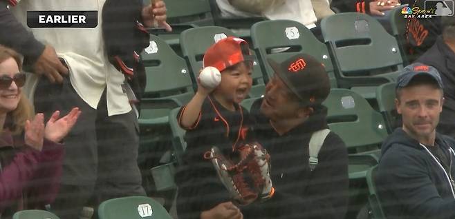 샌프란시스코 자이언츠 이정후가 미국 메이저리그 정규시즌 경기를 앞두고 팬에게 공을 던져주자, 공을 받은 어린이 팬이 기뻐하고 있다. MLB닷컴 영상 캡처