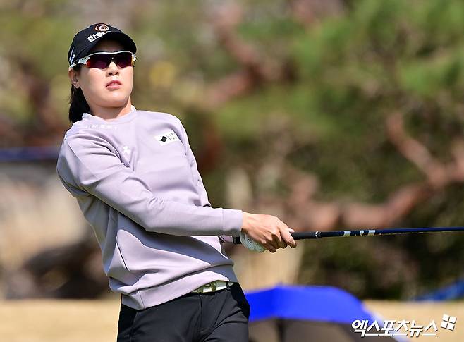 이정민이 지난 6일 두산건설 위브 챔피언십에서 티샷을 날린 뒤 지켜보고 있다. 엑스포츠뉴스 DB