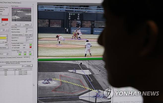 로봇심판 도입 (서울=연합뉴스) 신준희 기자 = 3일 목동야구장에서 열린 2023 신세계 이마트배 고교야구 전국대회 16강전 세광고와 마산용마고의 경기에서 자동 볼·스트라이크 시스템(로봇심판)이 판정을 내리고 있다.
대한야구소프트볼협회는 이날 시험 가동을 시작으로 오는 4일 열리는 16강전 이틀째 경기부터는 본격적으로 로봇 심판을 운영해 입시 비리를 차단하고 불공정한 판정으로 발생하는 갈등과 논란을 최소화할 예정이라고 밝혔다. 2023.4.3 hama@yna.co.kr