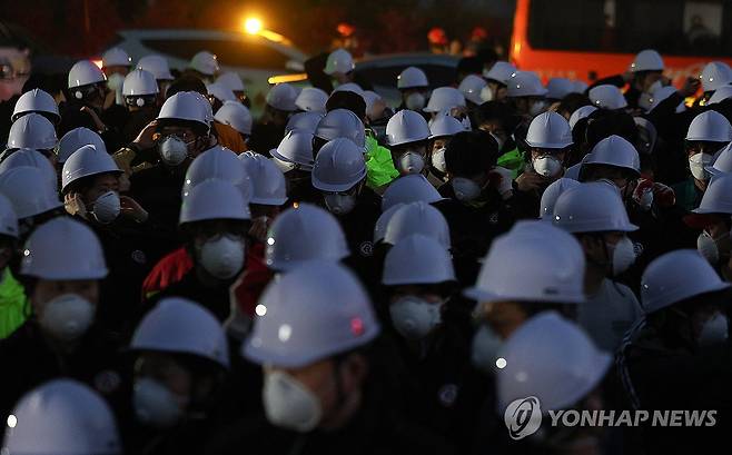 산불 현장에 투입되는 공무원들 (대구=연합뉴스) 윤관식 기자 = 대구 대형 산불 발생 이틀째인 29일 오전 대구서변초등학교 조야분교장에 설치된 산불현장통합지휘본부에서 공무원들이 잔불 진화 작업 투입 준비를 하고 있다. 2025.4.29 psik@yna.co.kr