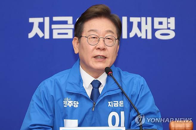 최고위에서 발언하는 이재명 대선 후보 (서울=연합뉴스) 김주성 기자 = 더불어민주당 이재명 대선 후보가 28일 서울 여의도 국회에서 열린 최고위원회의에서 발언하고 있다. 2025.4.28 utzza@yna.co.kr