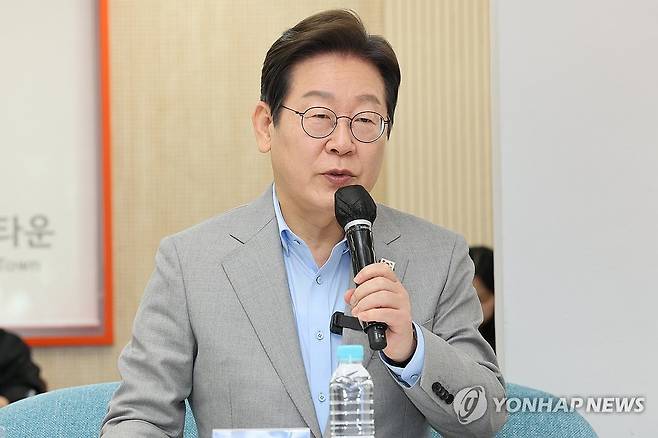 전남 나주 찾은 이재명 후보 (나주=연합뉴스) 김혜인 기자 = 25일 전남 나주 전남농업기술원 청년창농타운에서 열린 간담회에서 더불어민주당 이재명 대선 경선 후보가 발언하고 있다. 2025.4.25 in@yna.co.kr