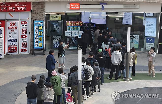 SKT 유심 교체 기다리는 줄 (서울=연합뉴스) 김성민 기자 = 가입자 유심(USIM) 정보를 탈취당한 SK텔레콤이 유심 무료교체 서비스를 시작한 지 이틀째인 29일 서울 시내 한 SKT 대리점에 시민들이 줄을 서서 교체를 기다리고 있다. 2025.4.29 ksm7976@yna.co.kr
