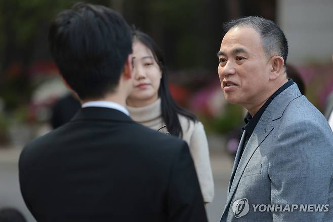 질문에 답하는 '정치 브로커' 명태균 (서울=연합뉴스) 김인철 기자 = 29일 '정치 브로커' 명태균 씨가 윤석열 전 대통령 부부와 구(舊)여권 정치인 다수가 연루된 공천 개입·여론조사 의혹 관련 조사를 받기 위해 서초구 서울고검에 출석하며 취재진의 질문에 답하고 있다. 2025.4.29 yatoya@yna.co.kr