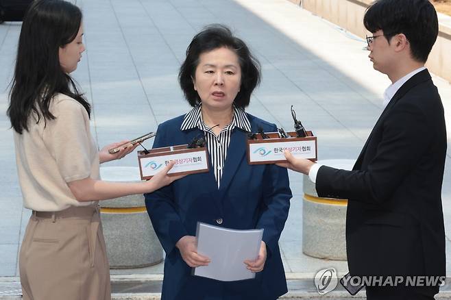 취재진 질문에 답하는 김영선 전 의원 (서울=연합뉴스) 김인철 기자 = 29일 김영선 전 국민의힘 의원이 윤석열 전 대통령 부부와 구(舊)여권 정치인 다수가 연루된 공천 개입·여론조사 의혹 관련 조사를 받기 위해 참고인 신분으로 서초구 서울고검에 출석, 취재진 질문에 답하고 있다. 2025.4.29 yatoya@yna.co.kr