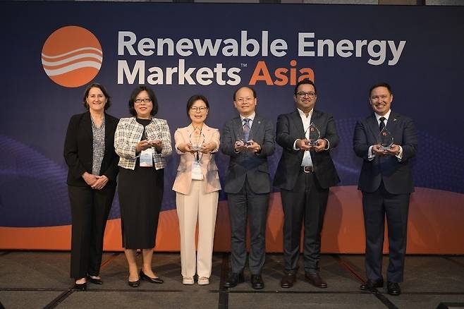 ▲ 경기도가 아시아 청정에너지 기관으로 선정됐다. 사진은 시상식 모습. /사진제공=경기도