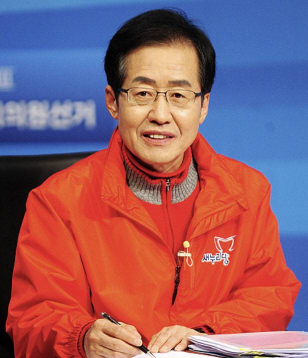 2012년 홍준표 동대문을 후보가 토론을 준비하고 있다. (사진=뉴시스)