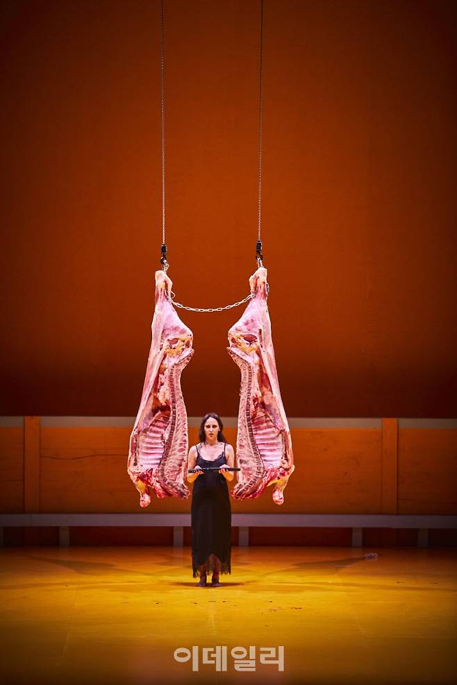 국립극장 해외초청작 ‘사랑의 죽음. 피비린내가 떠나지 않아. 후안 벨몬테’의 한 장면. (사진=국립극장)