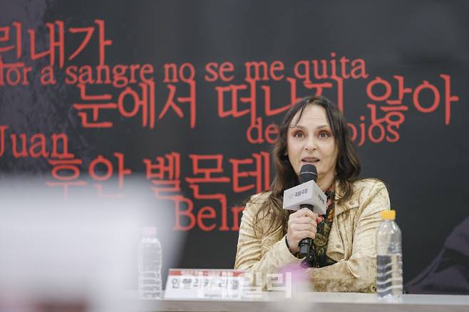 스페인 출신의 작가·연출가·배우 안헬리카 리델이 30일 서울 중구 국립극장에서 열린 기자간담회에 참석했다. 리델은 오는 5월 2~4일 국립극장 달오름극장에서 연극 ‘사랑의 죽음. 피비린내가 눈에서 너나지 않아. 후안 벨몬테’를 국립극장 해외초청작으로 공연한다. (사진=국립극장)
