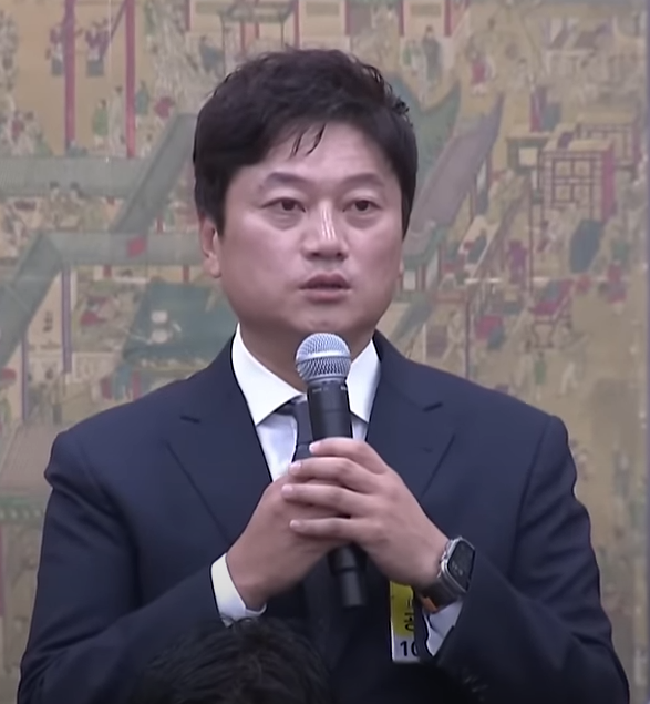 국회에 참고인으로 출석해 발언하는 박문성 축구 해설위원