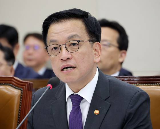 최상목 경제부총리 겸 기획재정부 장관이 30일 서울 국회에서 열린 기획재정위원회 전체회의에서 의원 질의에 답변하고 있다. 〈사진=연합뉴스〉