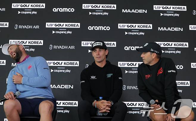 리브 골프 코리아에 나서는 레기온 13의 존 람(왼쪽부터)과 토크 GC의 호아킨 니만, 파이어볼스 GC의 세르히오 가르시아가 30일 오전 인천 연수구 잭니클라우스 골프클럽 미디어센터에서 열린 기자회견에서 대화를 나누고 있다. 2025.4.30/뉴스1 ⓒ News1 박정호 기자