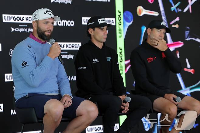 리브 골프 코리아에 나서는 레기온 13의 존 람(왼쪽부터)과 토크 GC의 호아킨 니만, 파이어볼스 GC의 세르히오 가르시아가 30일 오전 인천 연수구 잭니클라우스 골프클럽 미디어센터에서 기자회견을 하고 있다. 2025.4.30/뉴스1 ⓒ News1 박정호 기자
