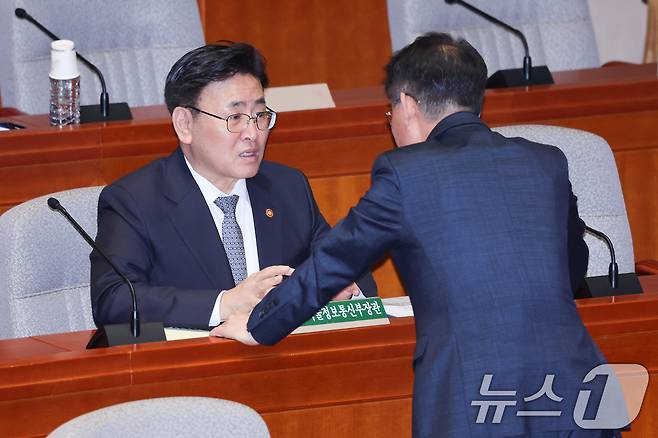 유상임 과학기술정보통신부 장관이 29일 서울 여의도 국회에서 열린 예산결산특별위원회 제424회국회(임시회) 제2차 전체회의에 출석해 허영 더불어민주당 간사와 대화하고 있다. 2025.4.29/뉴스1 ⓒ News1 안은나 기자