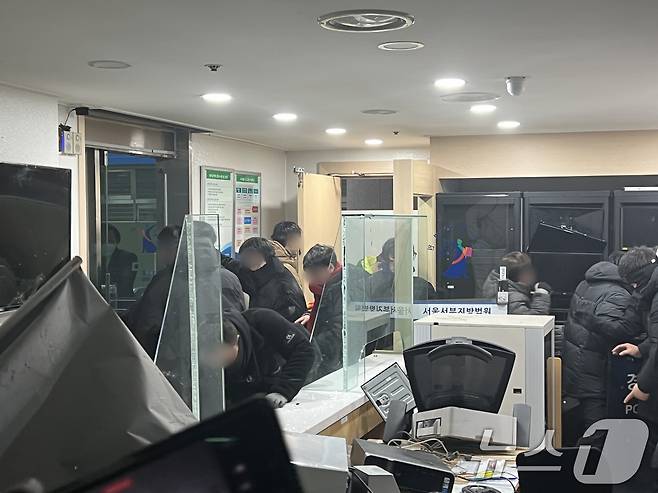 19일 새벽 윤석열 대통령에 대한 구속영장이 발부되자 서울 서부지법에 지지자들이 진입해 난동을 부리고 있다. 2025.1.19/뉴스1 ⓒ News1 김민수 기자