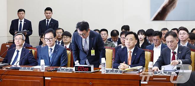 유영상 SKT 대표이사가 30일 오전 서울 여의도 국회에서 열린 과학기술정보방송통신위원회 제424회국회(임시회) 제5차 전체회의에 출석해 인사하고 있다. 2025.4.30/뉴스1 ⓒ News1 김민지 기자