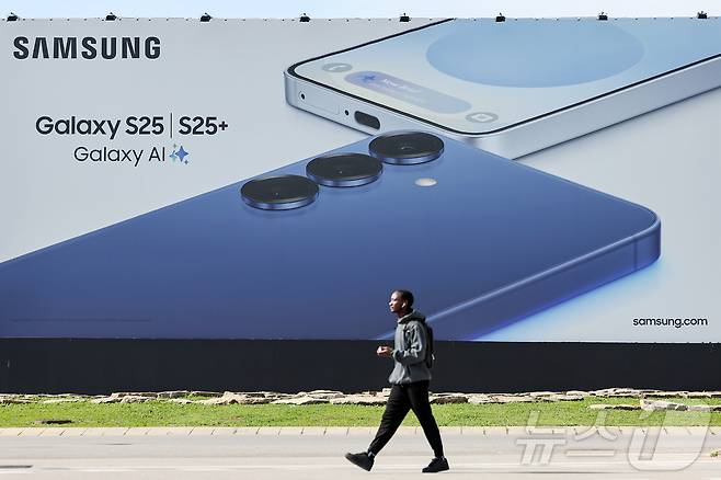 세계 최대 이동통신 전시회 '모바일 월드 콩그레스(MWC) 2025' 개막을 이틀 앞둔 1일(현지시간) 스페인 바르셀로나 피라 그란 비아 전시장 앞에 삼성 갤럭시S25 시리즈 광고판이 설치돼 있다. 2025.3.2/뉴스1 ⓒ News1 민경석 기자