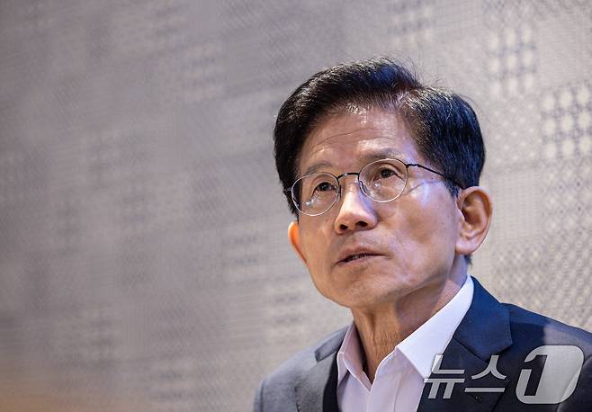김문수 국민의힘 대선 경선 후보가 29일 오전 서울 여의도 국회 인근 카페에서 뉴스1과 인터뷰를 하고 있다. 2025.4.29/뉴스1 ⓒ News1 이재명 기자