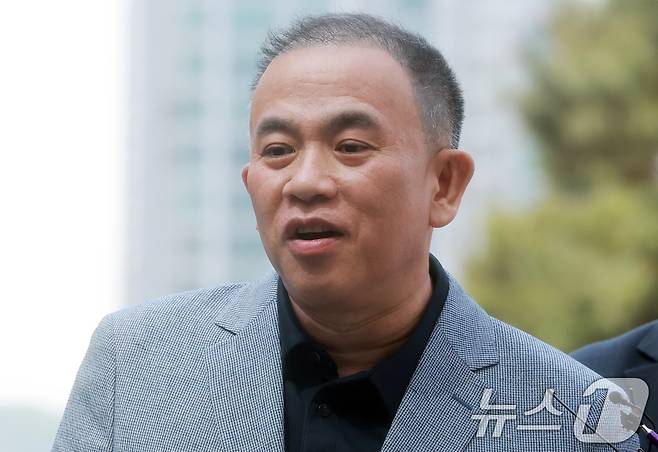 윤석열 전 대통령 부부 공천 개입 의혹의 핵심 인물인 명태균 씨가 30일 오전 검찰 조사를 받기 위해 서울 서초구 서울고검 청사로 출석하며 취재진의 질문에 미소를 지으며 답하고 있다. 2025.4.30/뉴스1 ⓒ News1 김진환 기자