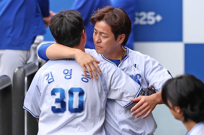삼성 강민호(오른쪽)가 19일 대구삼성라이온즈파크에서 열린 2025 KBO리그 롯데전에서 홈런을 치고 더그아웃으로 돌아온 김영웅과 포옹하고 있다. 사진 | 삼성 라이온즈