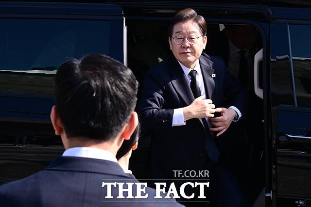 이재명 더불어민주당 대통령선거 후보가 28일 오전 서울 동작구 국립서울현충원에 현충탑 참배를 위해 하차하고 있다./남윤호 기자