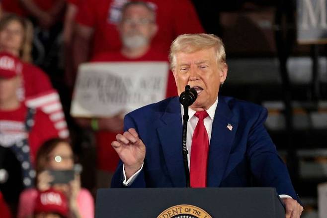 트럼프 대통령이 취임 100일 기념 연설을 하고 있다. AFP연합뉴스