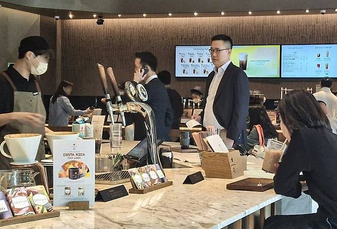 방한한 미국 도널드 트럼프 미국 대통령의 장남 트럼프 주니어를 만난 한화그룹 김동원 사장(왼쪽), 김동선 부사장(오른쪽)이 30일 서울 강남구 조선팰리스호텔 카페에서 음료를 주문하고 있다ⓒ연합뉴스