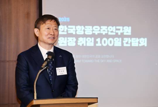 이상철 한국항공우주연구원장이 29일 취임 100일 기자 간담회에서 인삿말을 하고 있다. 항우연 제공