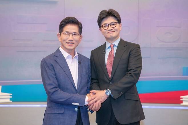 김문수(왼쪽), 한동훈 제21대 대통령 선거 국민의힘 경선 후보가 30일 오후 서울 중구 TV조선 스튜디오에서 열린 TV토론에 앞서 기념촬영을 하고 있다. /사진=뉴시스화상