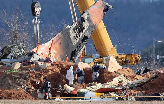 국토교통부는 공항 7곳의 방위각시설을 지면 형태·경량 철골구조로 개선하는 내용 등을 담은 '항공안전 혁신 방안'을 30일 발표했다. 사진은 지난 1월 전남 무안국제공항 참사 현장에서 항공·철도사고 조사위원회 관계자들이 방위각시설 둔덕을 살펴보고 있는 모습.(ⓒ뉴스1, 무단 전재-재배포 금지)