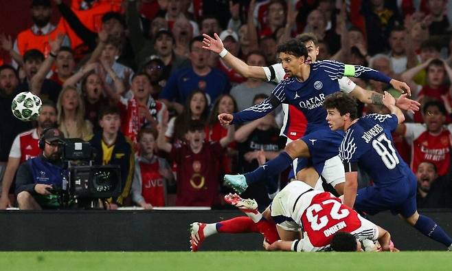 파리 생제르맹의 수비수 마르퀴뇨스가 30일(한국시각) 열린 2024~2025 유럽축구연맹 챔피언스리그 4강 1차전 아스널과 경기에서 공을 차내고 있다. 런던/AFP 연합뉴스