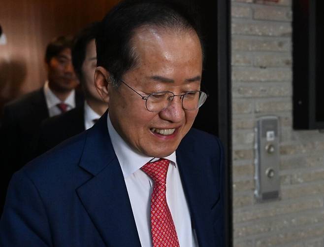 29일 서울 여의도 국민의힘 당사에서 열린 대통령 후보자 국민의힘 3차 경선 진출자 발표에서 경선에 탈락한 홍준표 후보가 당사를 나서고 있다. 국회사진기자단