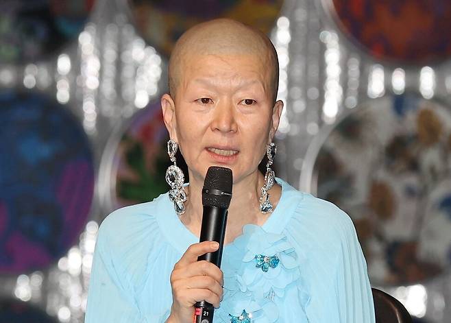 무용가 안은미가 30일 서울 종로구 세종문화회관에서 진행된 신작 무용 ‘동방미래특급’ 간담회에서 발언하고 있다. 연합뉴스