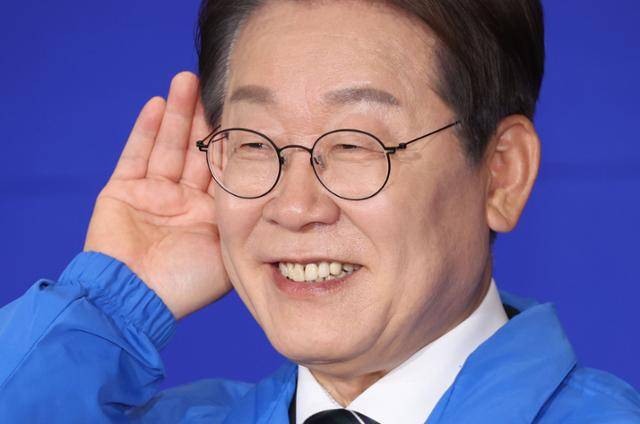 이재명 더불어민주당 대선 후보가 30일 서울 여의도 국회 의원회관에서 열린 제21대 대통령선거 '진짜 대한민국' 중앙선거대책위원회 출범식에서 국민의 목소리를 경청한다는 의미의 포즈를 취하고 있다. 뉴시스