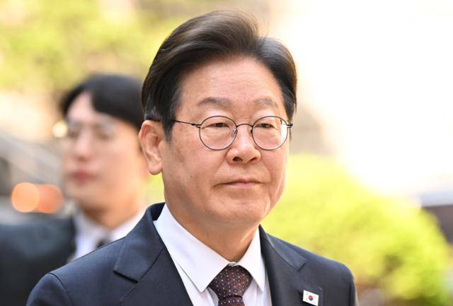 이재명 더불어민주당 대선 후보가 29일 서울 서초구 서울중앙지법에서 열린 '대장동 배임·성남FC 뇌물' 관련 1심 속행 공판에 출석하고 있다. 박시몬 기자