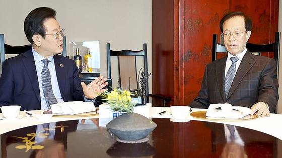 이재명 더불어민주당 대선 후보가 지난해 11월 여의도 한 식당에서 이석연 전 법제처장과 만나 대화하고 있다. 당시 이 후보는 ″통합에 가장 큰 위험요소가 정치보복″이라며 ″이를 멈춰야 한다″고 주장했다. 연합뉴스