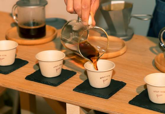 국내 최초 스모어 디저트 브랜드 포틀러는 전시에서 핸드 드립 커피 퍼포먼스를 선보이는 등 관람객들에게 감각적 라이프스타일 경험을 제공했다. 사진 포틀러