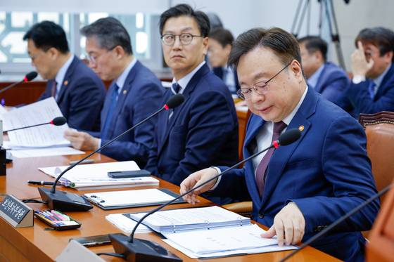 조규홍 보건복지부 장관(오른쪽부터), 김범석 기획재정부 1차관, 김민석 고용노동부 차관, 김병환 금융위원장이 30일 서울 여의도 국회에서 열린 연금개혁 특별위원회 제2차 전체회의에 출석해 자료를 살피고 있다. 뉴스1