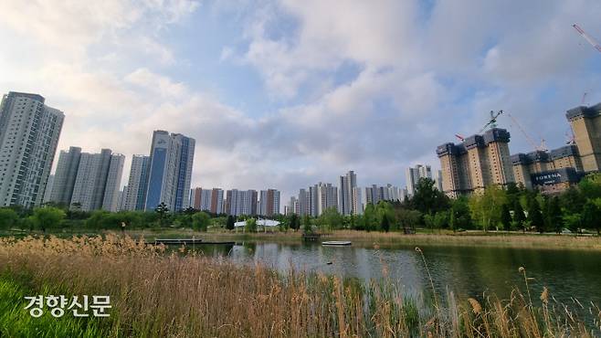 전북 전주시 덕진구 송천동 에코시티 안에 조성된 세병호 공원. 경향신문 자료사진