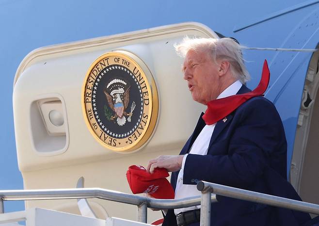 도널드 트럼프 미국 대통령이 29일(현지시간) 미시간주에 있는 공군 방위군 기지에서 연설하기 위해 대통령전용기에서 내리고 있다. 연합뉴스