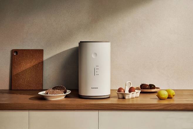 쿠쿠의 6세대 에코웨일 음식물처리기. <쿠쿠>