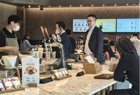 트럼프 면담장에서 모습을 드러낸 김동원 한화생명 사장(왼쪽)과 김동선 한화갤러리아·호텔앤드리조트 미래비전총괄 부사장(오른쪽). (사진=연합뉴스)