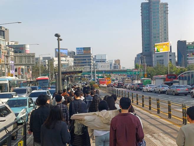 서울 관악구 사당역 버스정류장의 30일 오전 출근길 모습. 출근길 버스를 기다리는 시민들이 길게 늘어서 있다. /사진=오석진 기자.