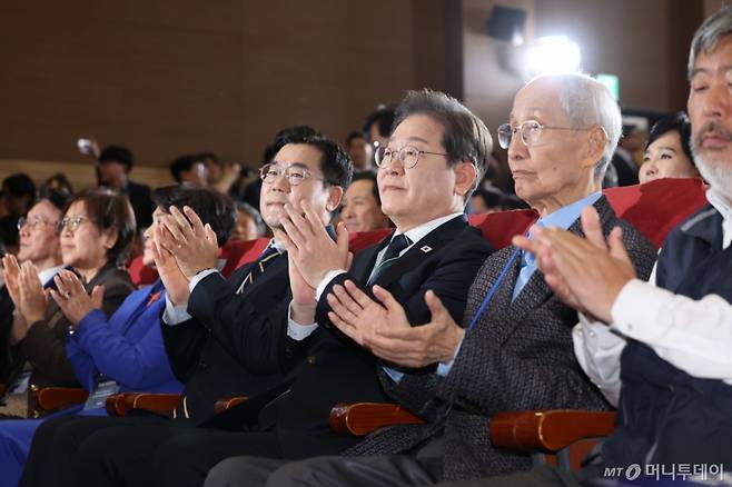 (서울=뉴스1) 안은나 기자 = 이재명 더불어민주당 대선 후보가 30일 오후 서울 여의도 국회의원회관에서 열린 제21대 대통령선거 중앙선거대책위원회 출범식에서 윤여준 상임 총괄선대위원장 등 참석자들과 박수치고 있다.2025.4.30/뉴스1 Copyright (C) 뉴스1. All rights reserved. 무단 전재 및 재배포, AI학습 이용 금지. /사진=(서울=뉴스1) 안은나 기자