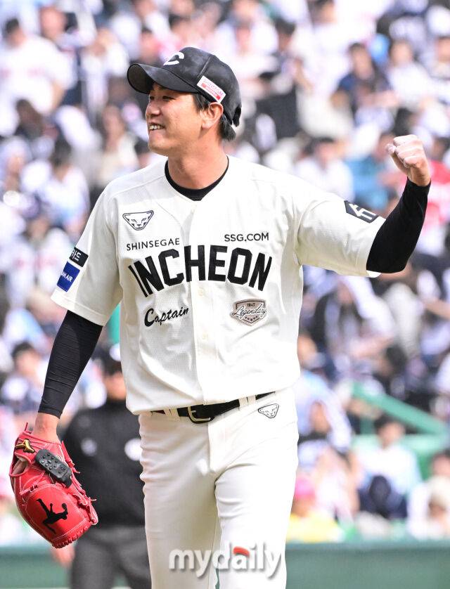 SSG 선발 김광현이 23일 오후 인천 SSG랜더스필드에서 진행된 ‘2025 신한 SOL BANK KBO리그’ 두산-SSG의 경기 5회초 케이브를 삼진으로 잡은 뒤 포효하고 있다./마이데일리