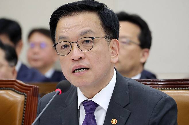 최상목 경제부총리 겸 기획재정부 장관이 30일 서울 국회에서 열린 기획재정위원회 전체회의에서 의원 질의에 답변하고 있다. 연합뉴스