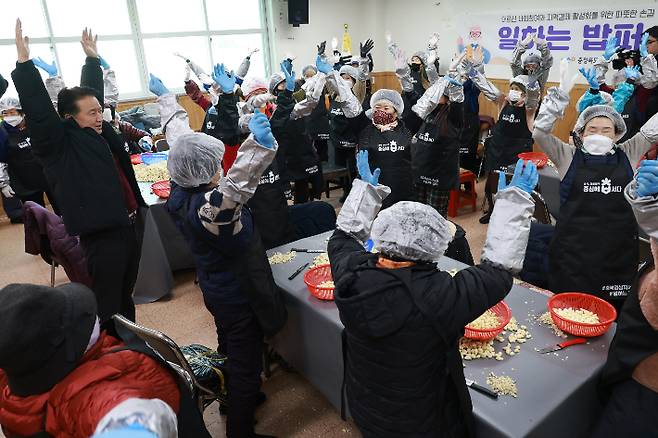 일하는 밥퍼 사업 현장. 충북도 제공